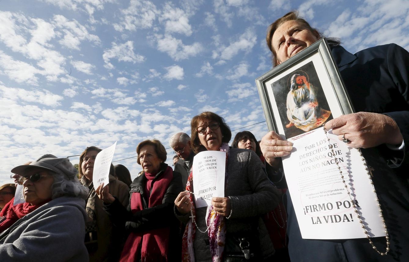 Manifestantes contrarios al proyecto de ley sobre el aborto de Bachelet, en Valparaíso (Reuters).