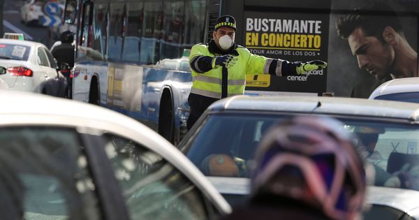Foto: Un policía municipal ordena el tráfico durante unas de las restricciones del tráfico en Madrid por la contaminación. (Reuters)