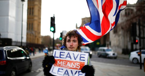 Foto: Un manifestante proBrexit ante el Parlamento británico, en Londres. (Reuters)