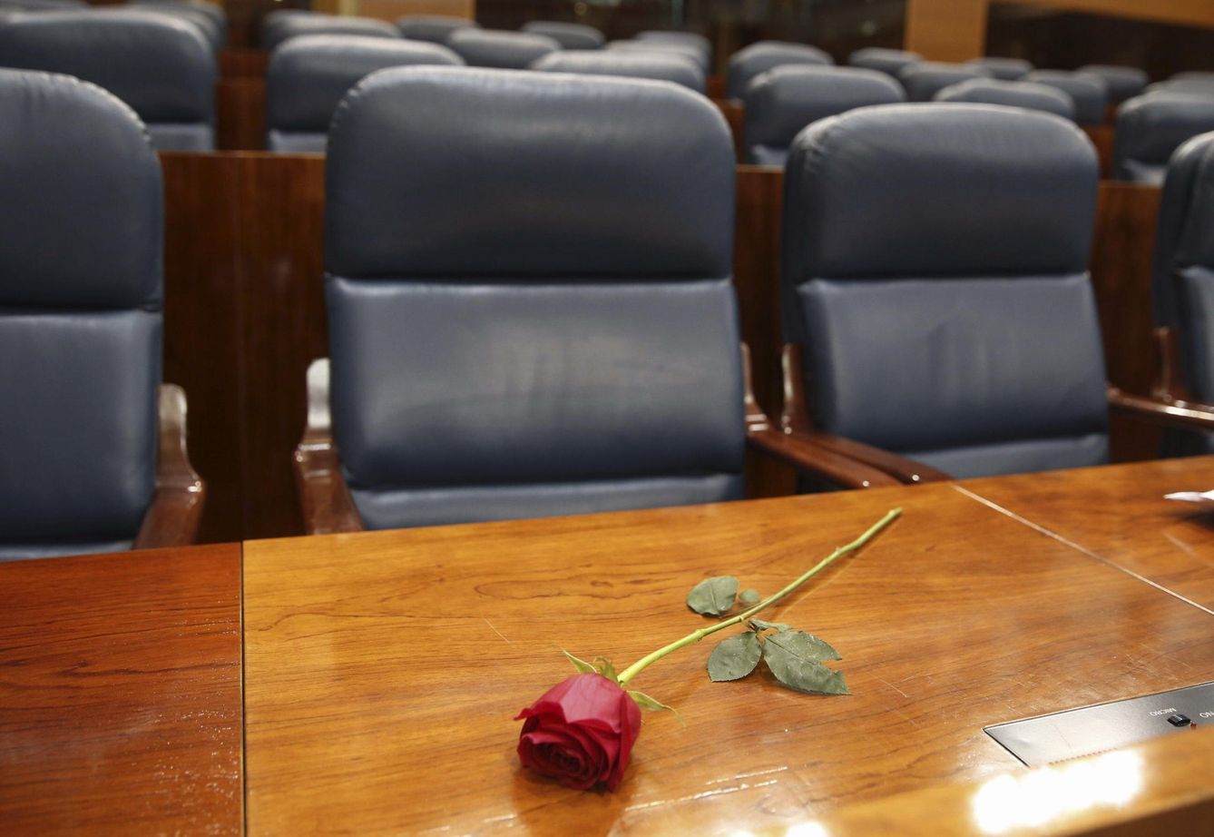 Una rosa en el escaño que ocupaba Pedro Zerolo en la Asamblea de Madrid. EFE