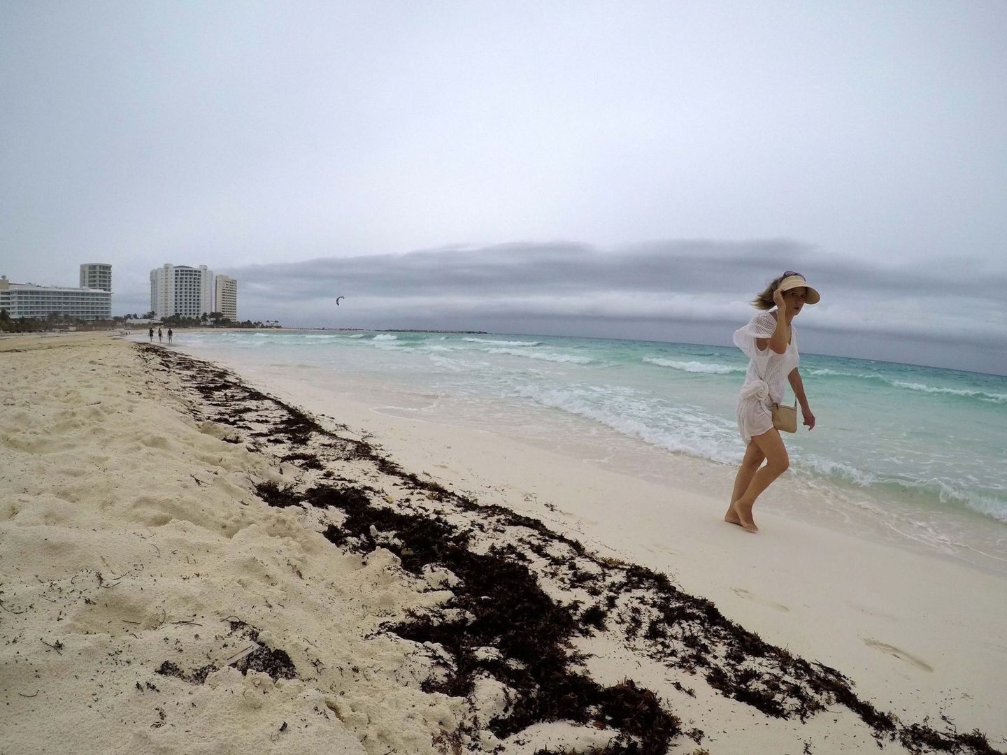 Playas de Cancún, vacias por el covid (Reuters)