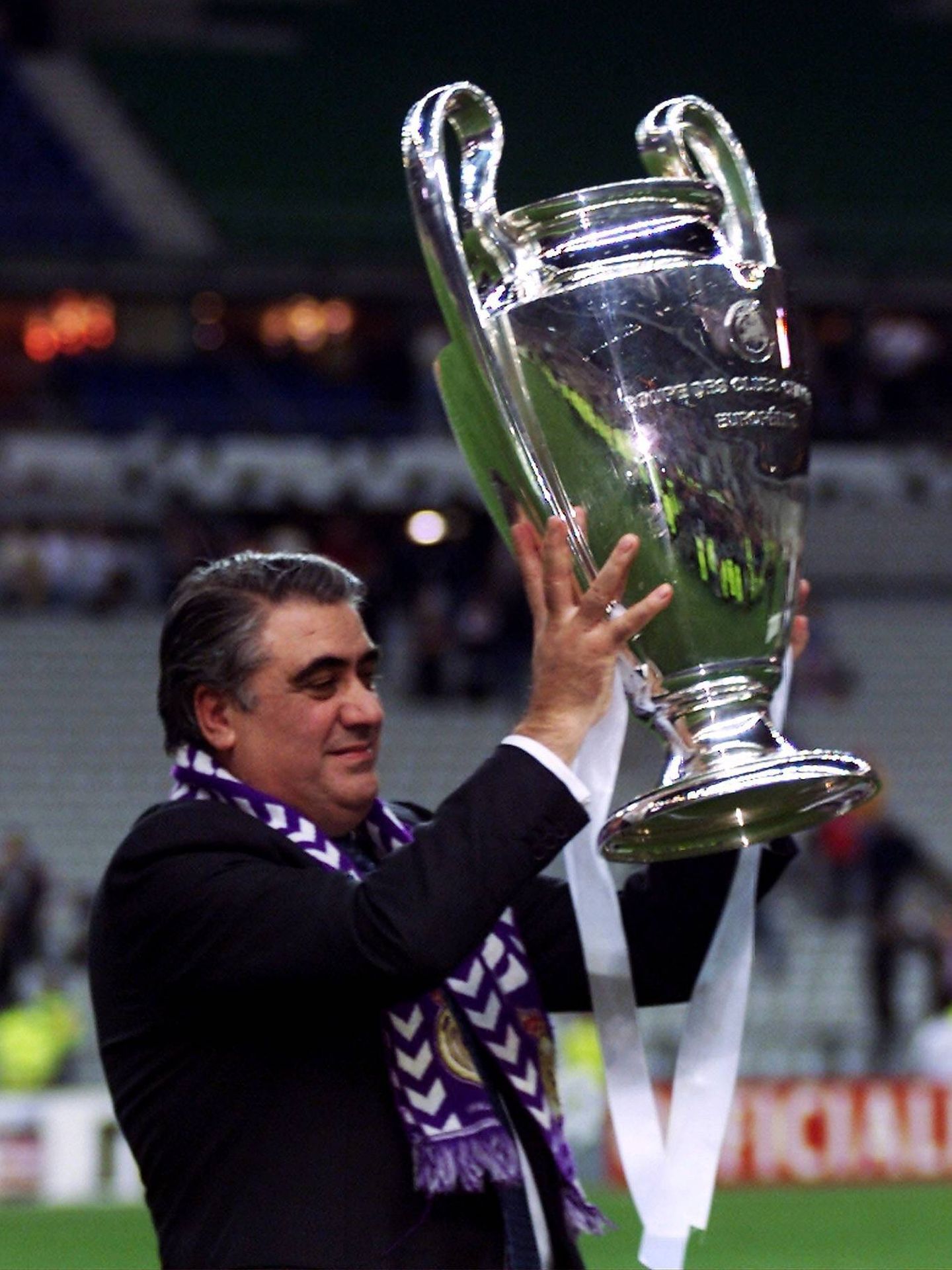 El que fuera presidente del Real Madrid, levantando la Copa de Europa. (CP)