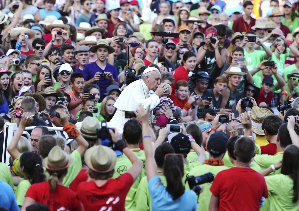 Foto: El Papa Francisco besa a un niño a su llegada a la Plaza de San Pedro, en el Vaticano. (Reuters)