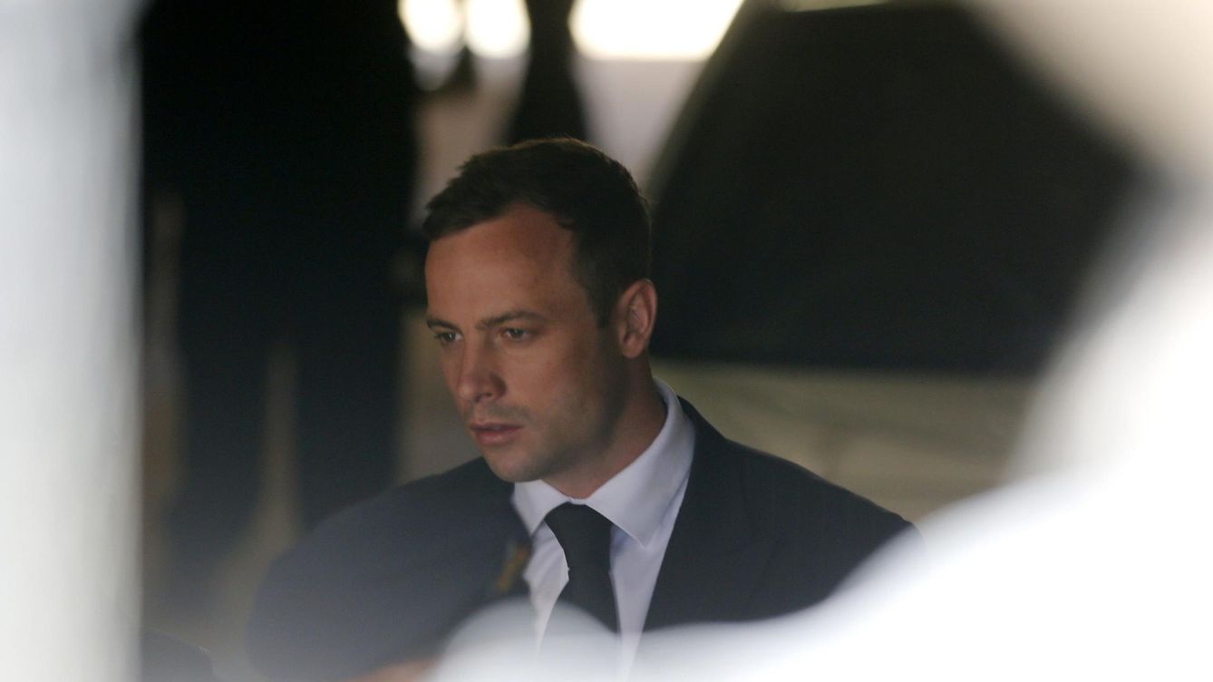 Foto: Pistorius fue condenado a cinco años de prisión por el homicidio de su novia (Reuters).