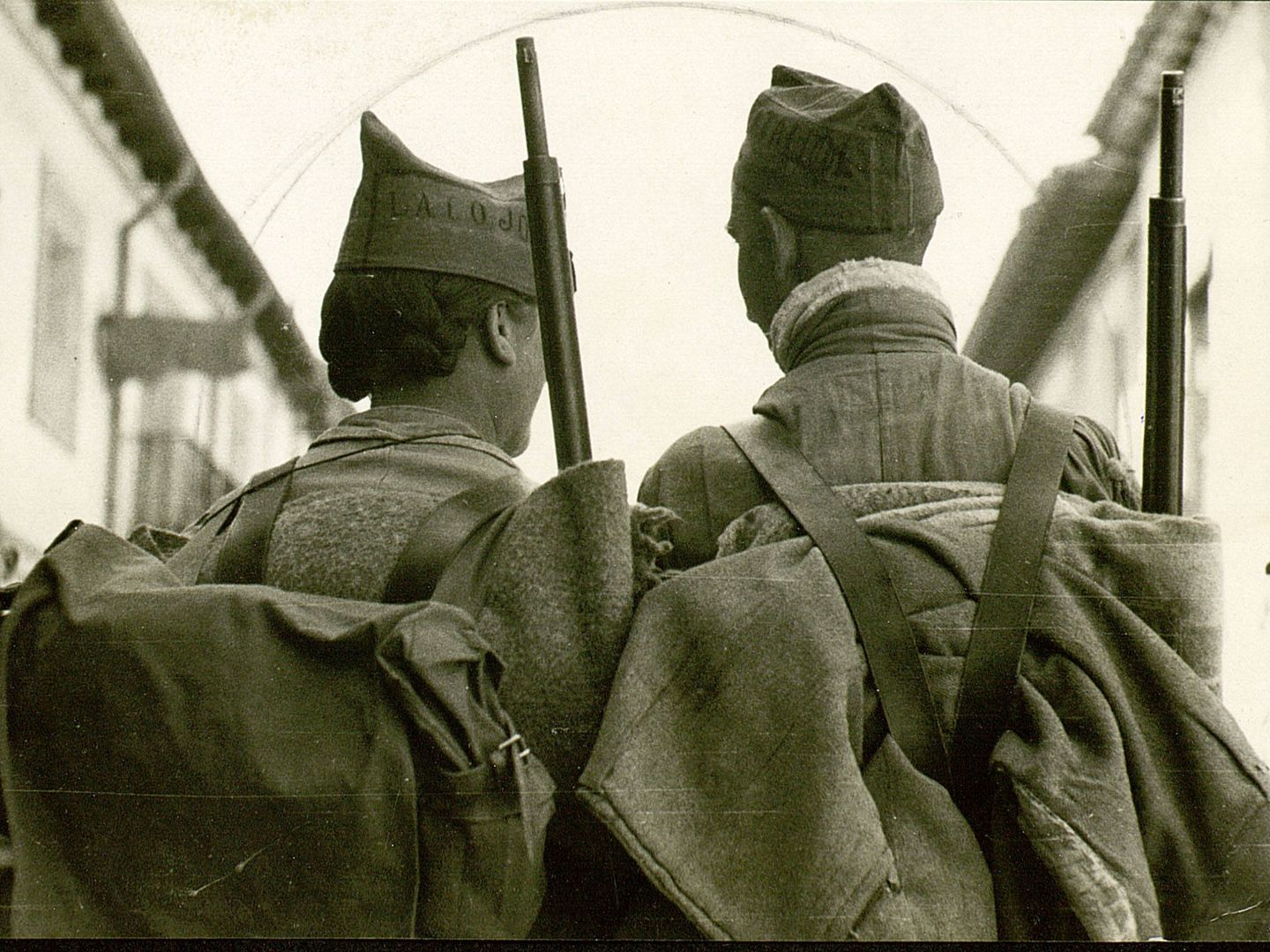Dos milicianos en dirección al frente. Madrid, 1936. (Anónimo)
