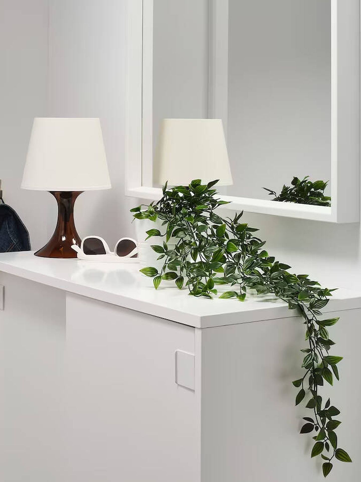 No desdeñes la opción de las plantas artificiales para zonas con poca luz. (Cortesía/Ikea)