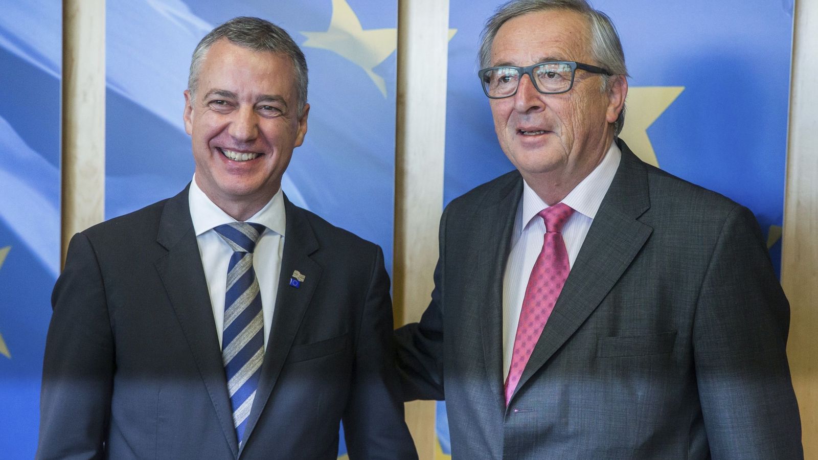 Foto: Urkullu y Juncker posan antes de su reunión en la sede de la CE en Bruselas en mayo del pasado año. (EFE)