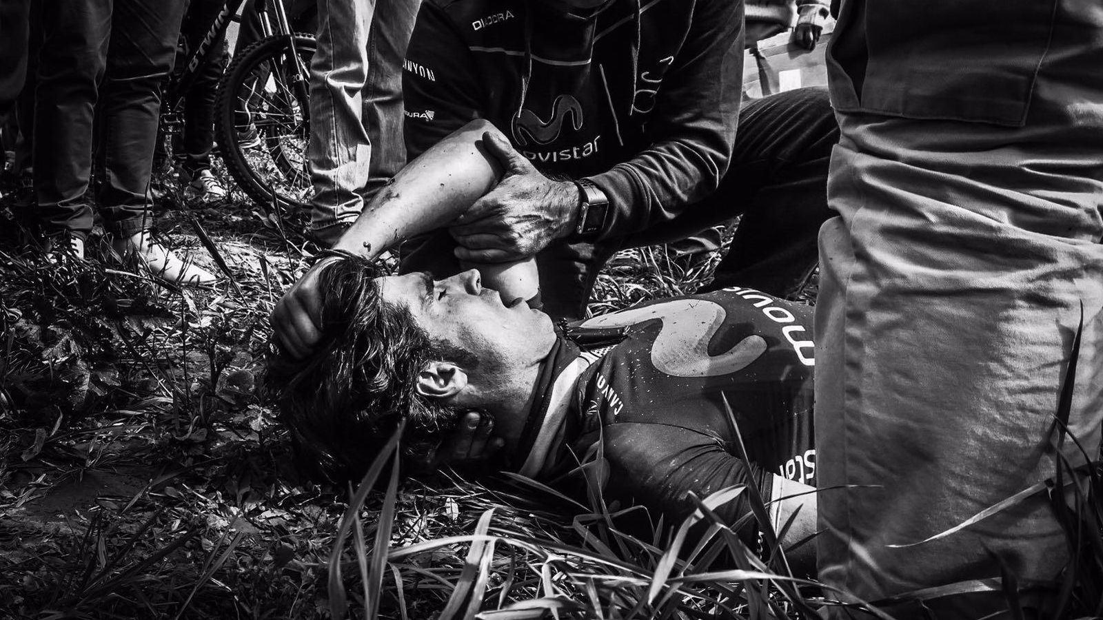 Foto: Ventoso, en el suelo tras sufrir el accidente (Rafael Medina Abascal)