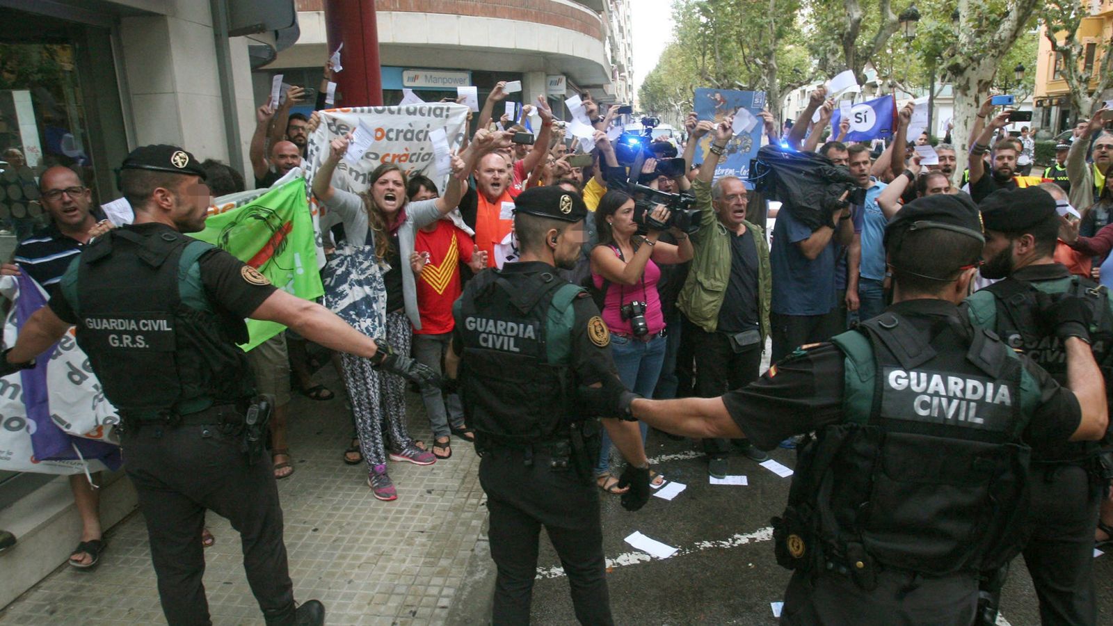 Foto: Varios guardias civiles, increpados en el registro al semanario 'El Vallenc'. (EFE)