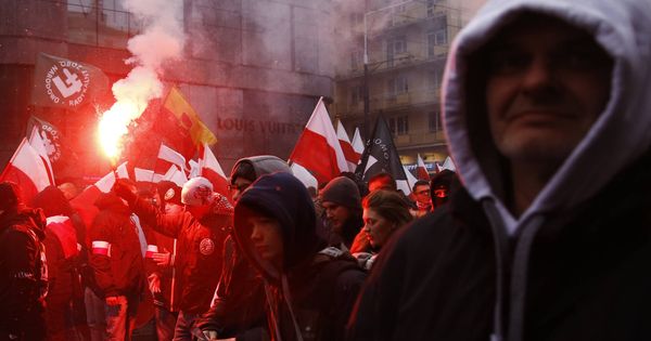 Foto: Manifestantes de grupos de ultraderecha durante una marcha para conmemorar la independencia de Polonia, en Varsovia. (Reuters) 