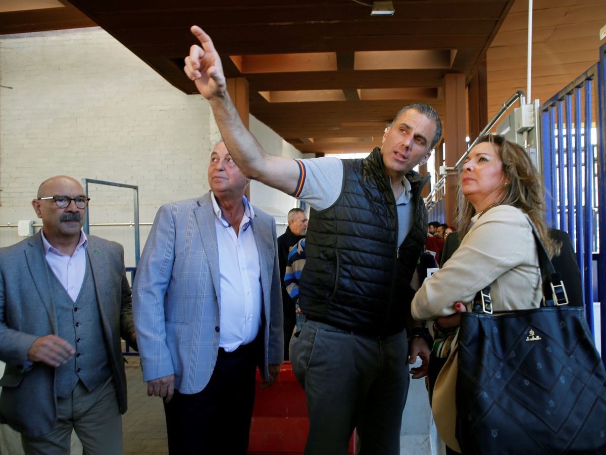 Foto: El líder de Vox en Melilla, Jesús Delegado (segundo por la izquierda), junto al secretario general de Vox España, Javier Ortega Smith (segundo derecha), uno de los dirigentes de Vox que critica Delgado. (EFE)