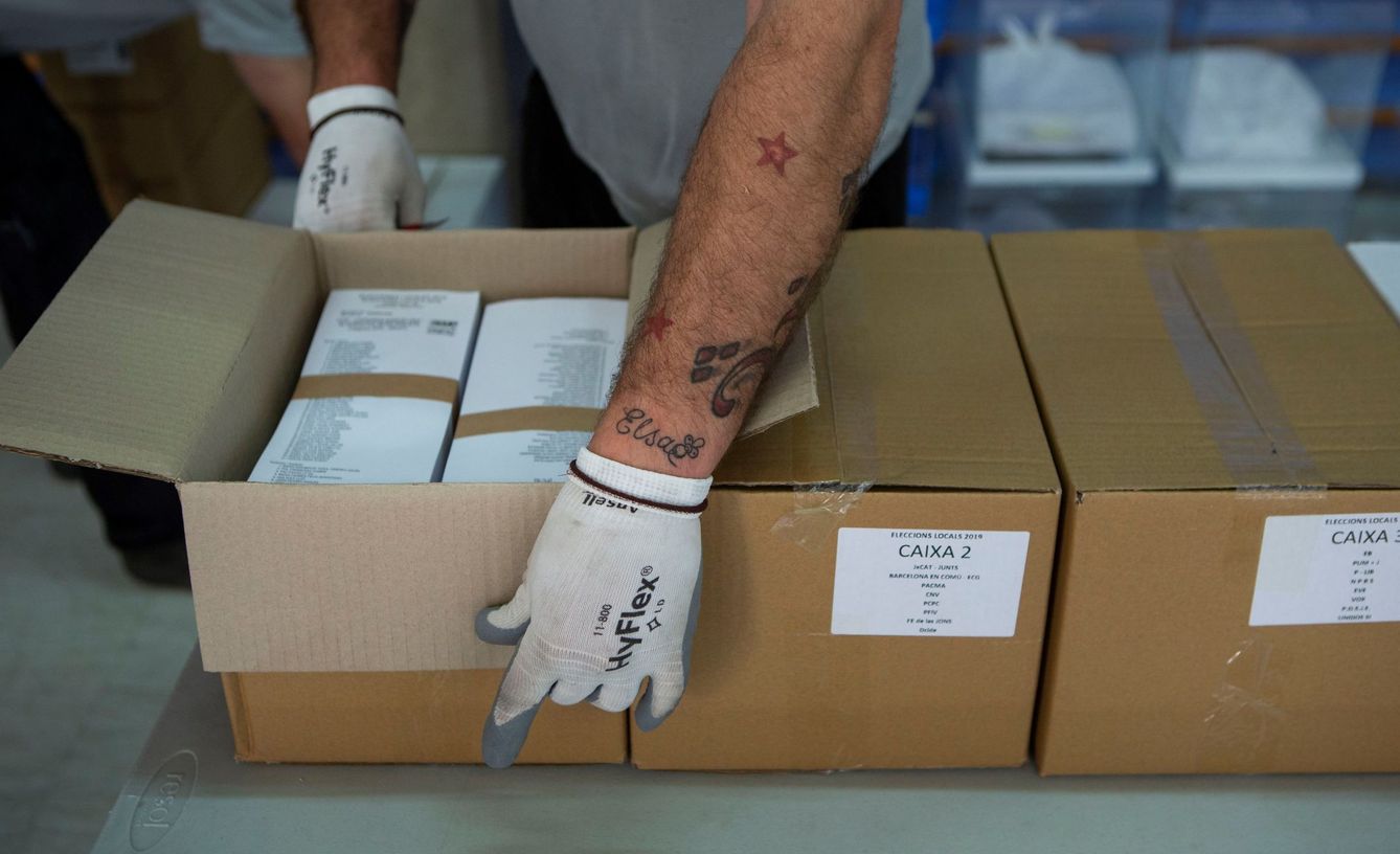 Un operario desempaqueta cajas con papeletas electorales. (EFE)