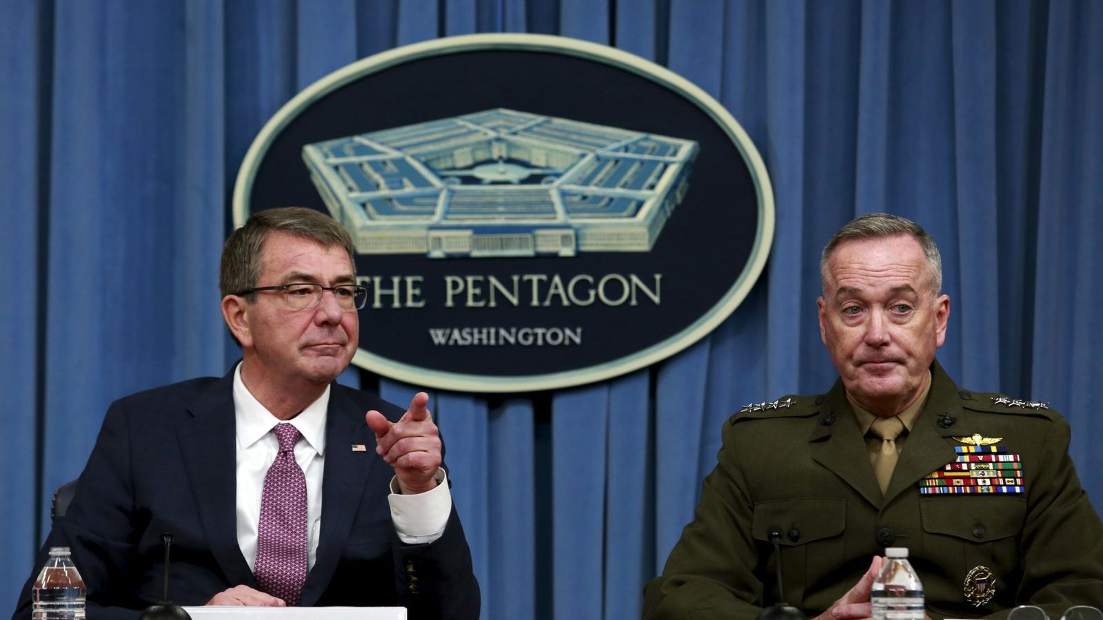 Foto: El secretario de defensa Ashton Carter (I), básico en la nueva iniciativa (Reuters).