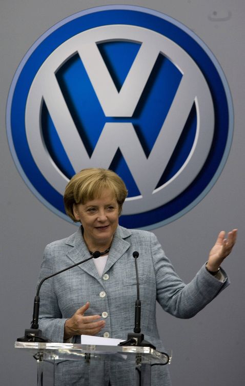 Merkel visita una fábrica de Volkswagen. (EFE)