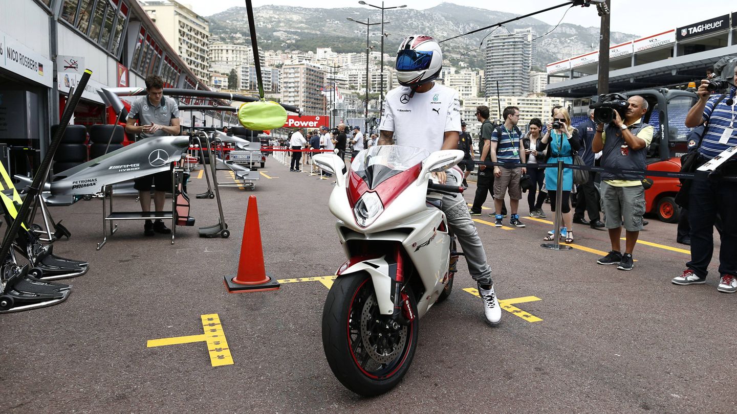 Hamilton, en moto por Mónaco.