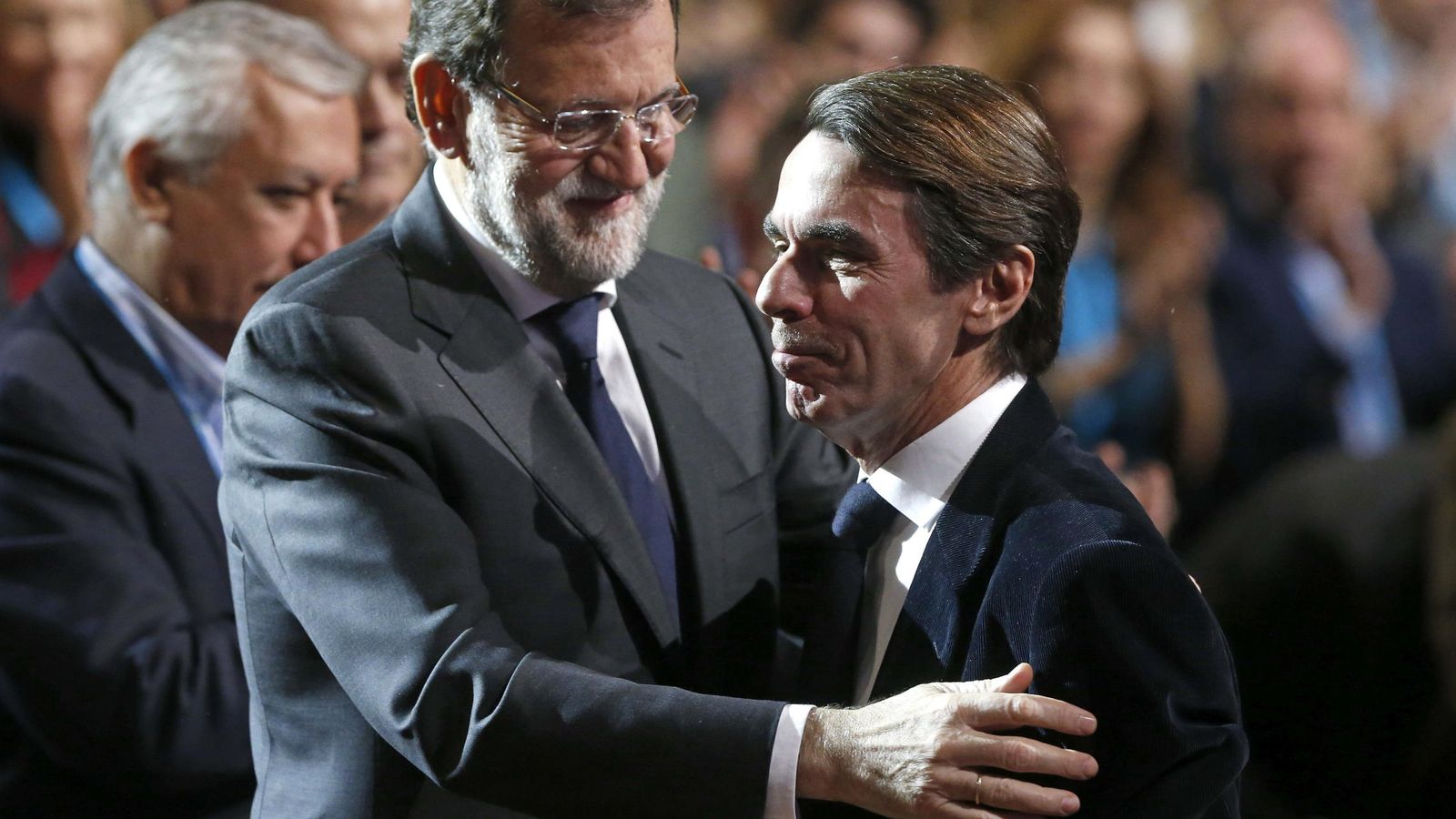 Foto: Mariano Rajoy y José María Aznar en la Convención Nacional del PP. (EFE)