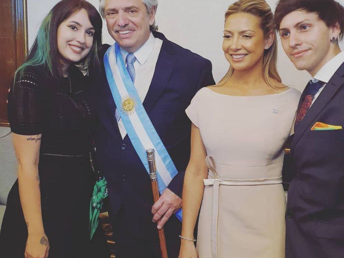 Foto: El flamante presidente argentino, con su actual pareja, Fabiola Yáñez, su hijo y la novia de este. (Instagram @nathyleone)