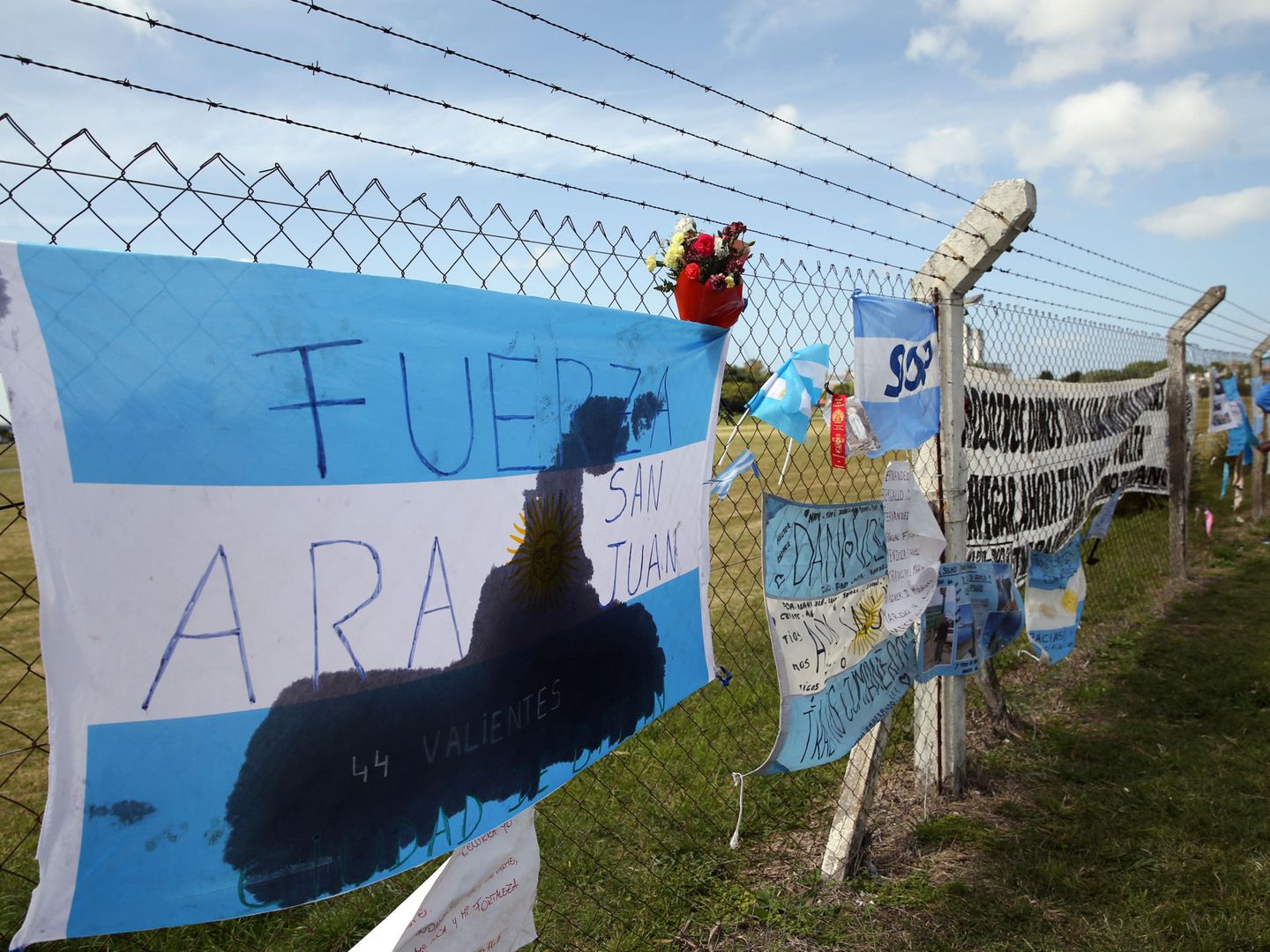 Ramos de flores y homenajes en una valla junto a la base naval de Mar del Plata, Argentina. (Reuters)
