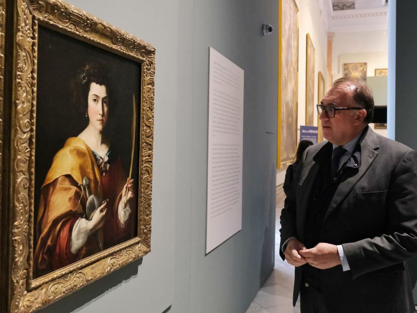El consejero andaluz de Turismo, Cultura y Deporte, Arturo Bernal, observa un cuadro de Murillo en el Museo de Bellas Artes de Sevilla. (EFE/JUNTA DE ANDALUCÍA)  