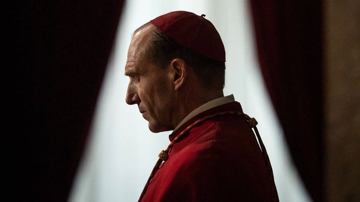 Ralph Fiennes y una conspiración en el Vaticano: así es el apabullante primer tráiler de 'Cónclave'