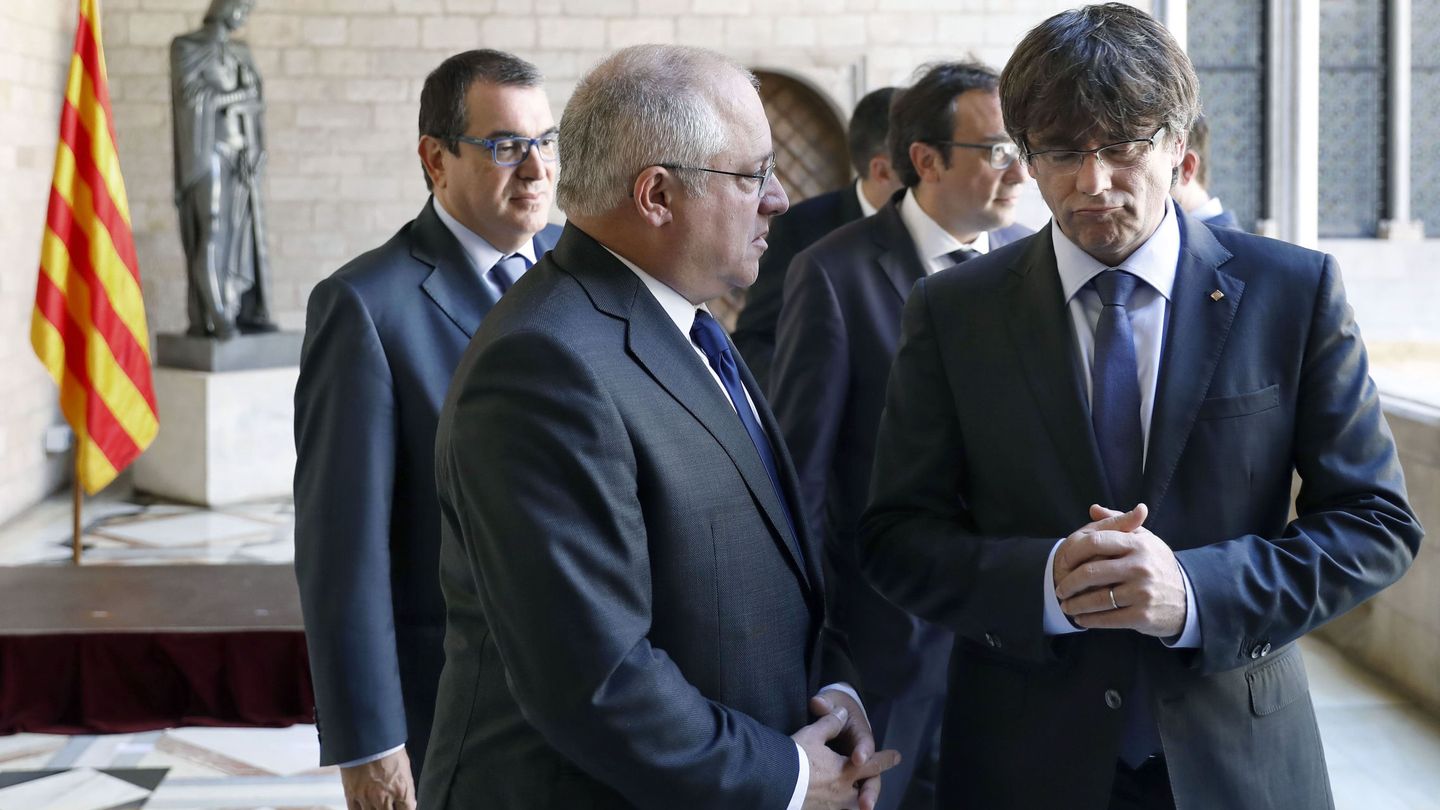 Carles Puigdemont saluda al nuevo conseller de Cultura, Lluís Puig, tras el acto de toma de posesión, este 5 de julio en Barcelona. (EFE)