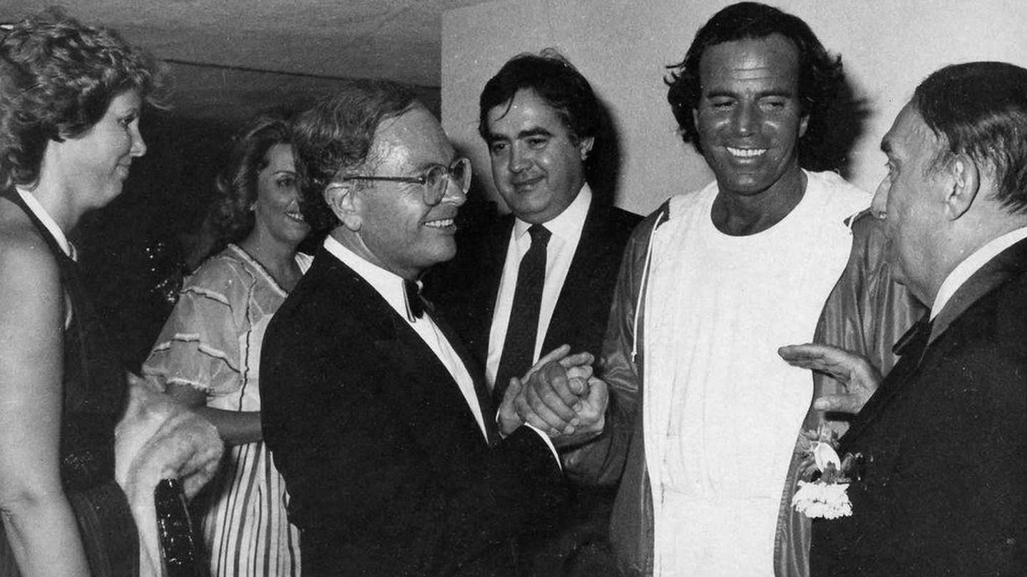 Julio Iglesias con Alfredo Fraile a su derecha.