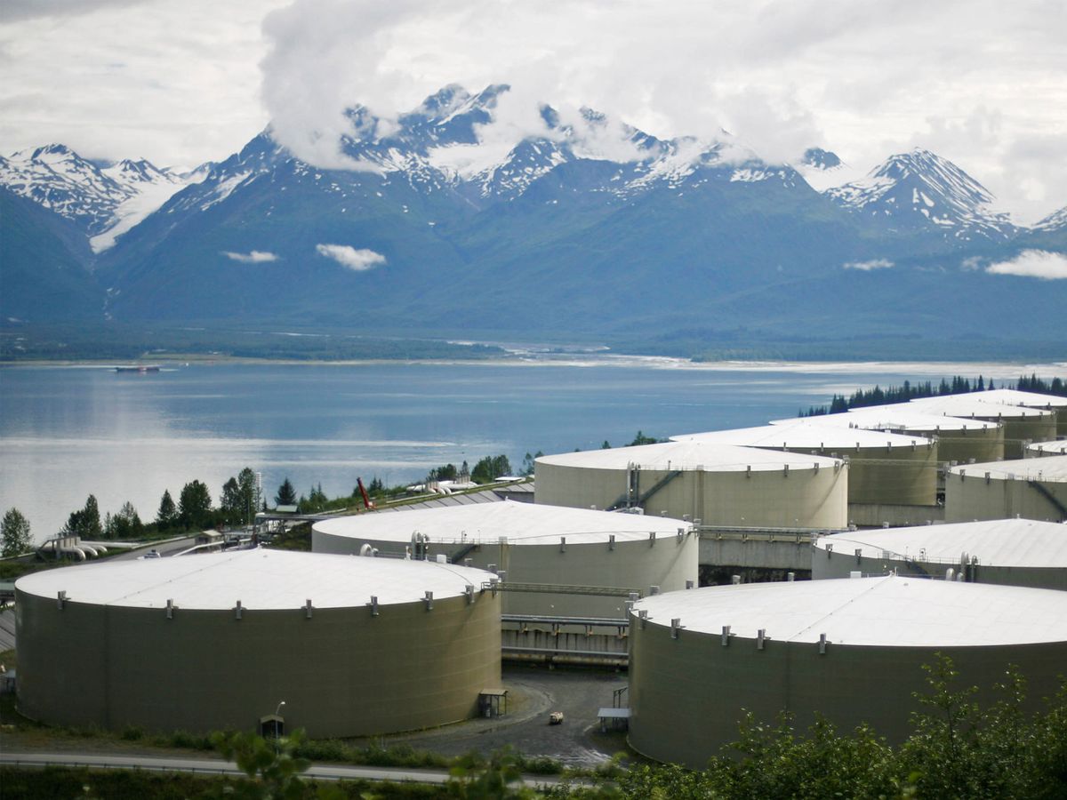 Foto: Instalaciones de almacenamiento de crudo en Alaska. Reuters