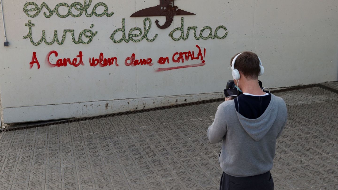 Un operador de TV toma imágenes en la escuela Turó del Drac de Canet de Mar (Barcelona). (EFE/Alejandro García)