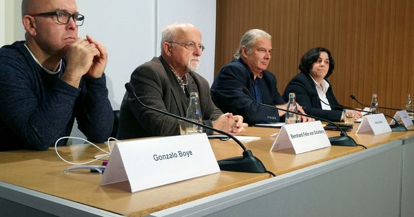 Foto: Bernhard Felix von Grünberg, exdiputado regional socialdemócrata, a la izquierda de Gonzalo Boye, abogado de Carles Puigdemont, en un encuentro el pasado febrero. 