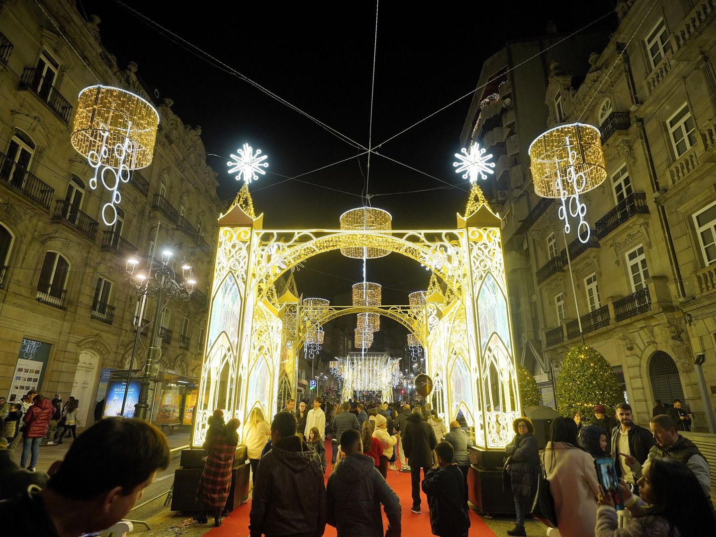 Calle luminiscente en el centro de Vigo. (EP)