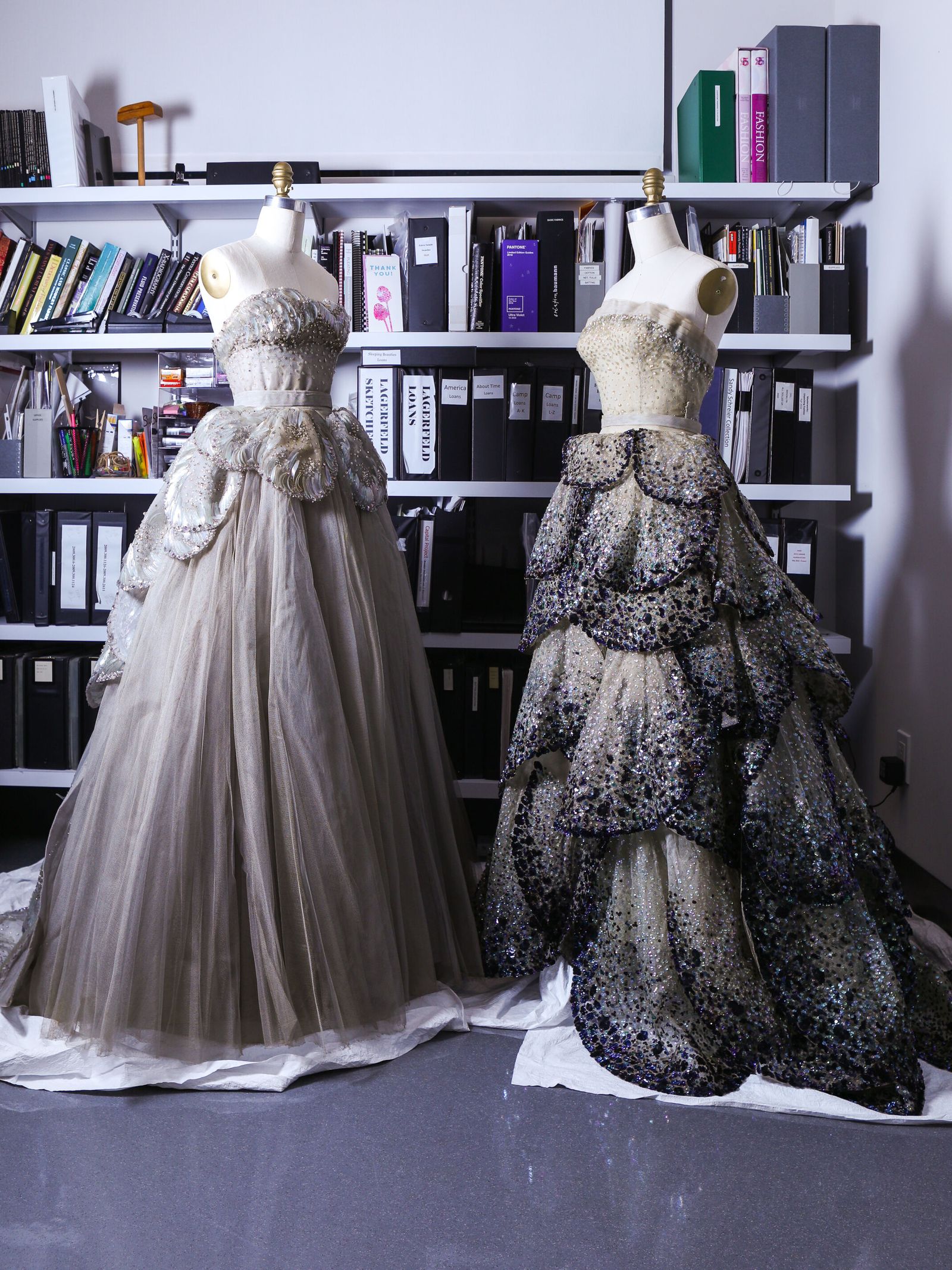 Fotografía cedida por el Metropolitan Museum de Nueva York donde se muestran dos vestidos de fiesta 'Venus' y 'Junon' de Dior. (EFE)