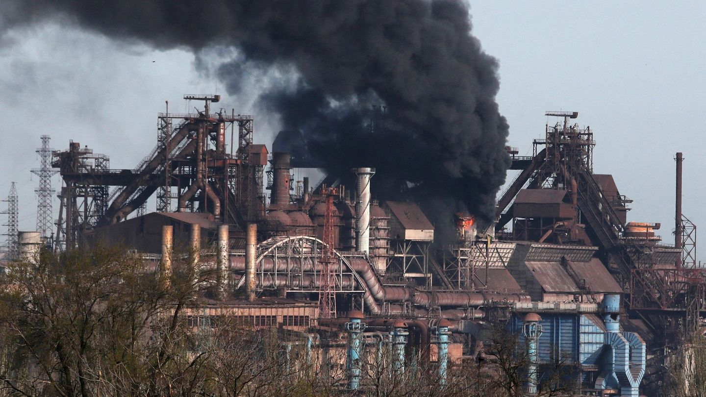Columna de humo en la acería de Azovstal. (Reuters/Alexander Ermochenko)