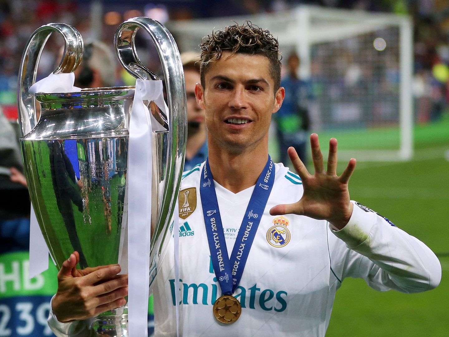 Cristiano Ronaldo hace el gesto de las cinco Champions que lleva ganadas. (Reuters)
