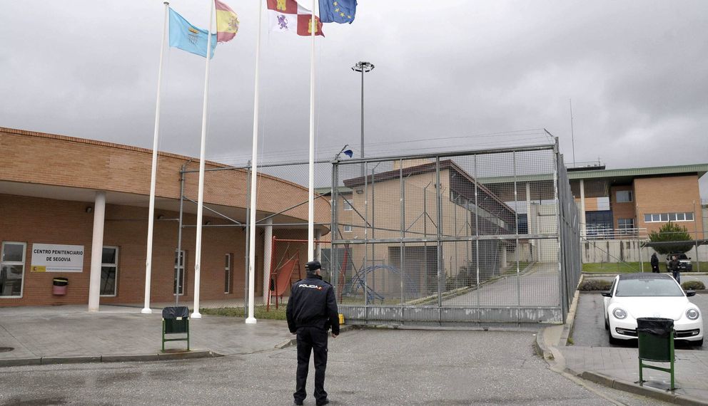 Un agente de la Policía a las puertas de la cárcel de Segovia. (EFE)