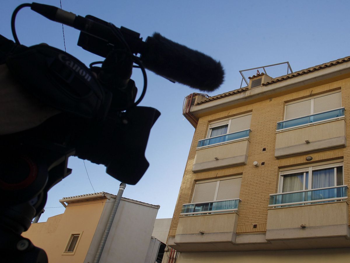 Foto: Una persona toma imágenes del domicilio en l'Alfàs del Pi (Alicante) donde se localizó el cuerpo sin vida de una mujer. (EFE/Morell)