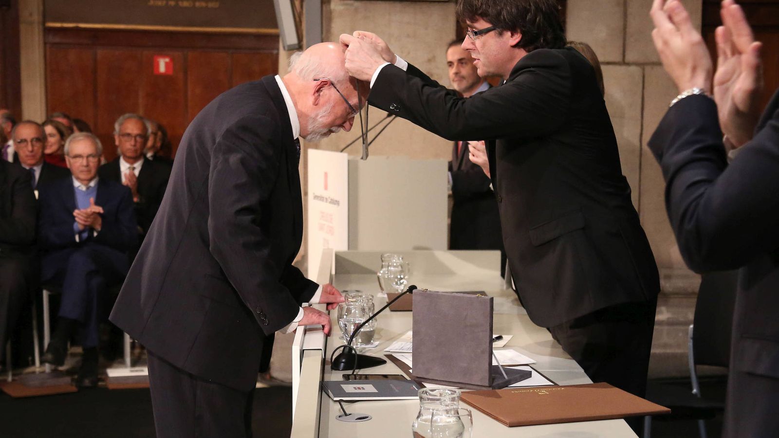 Foto: El presidente de la Generalitat, Carles Puigdemont, entrega la Creu de Sant Jordi al filólogo Artur Quintana. (gencat.cat)