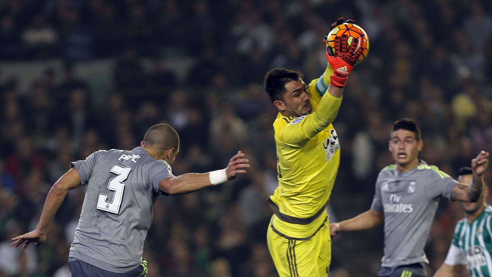 Foto: Adán detiene un balón durante un momento del partido ante el Madrid (Efe).