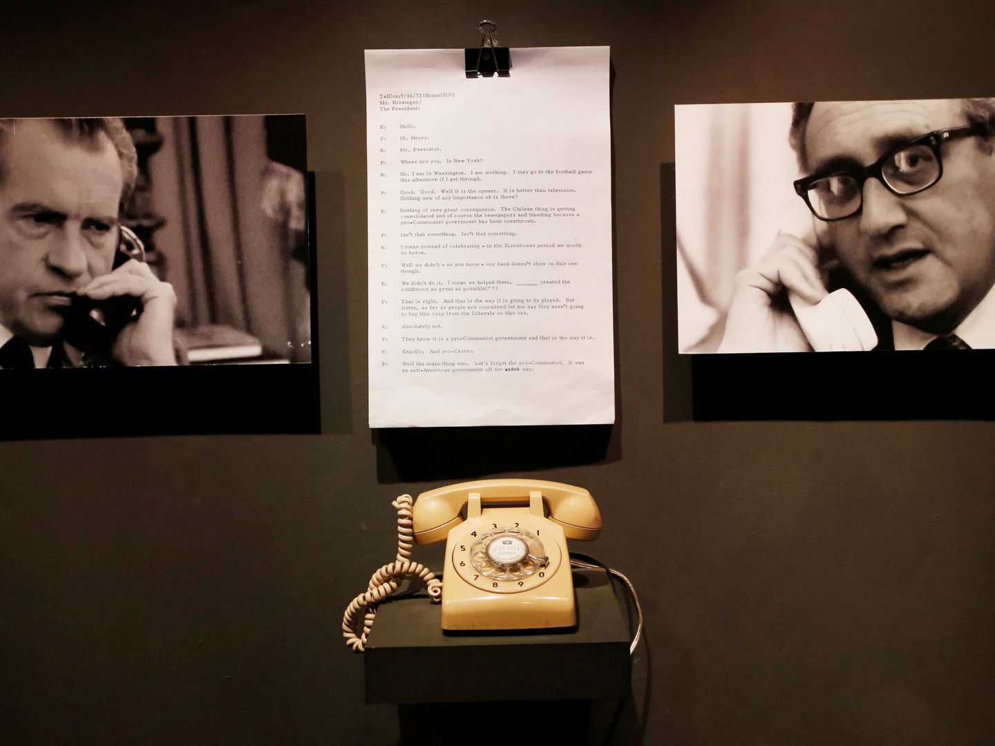 Transcripción de una conversación de 1973 entre Nixon (d) y Henri Kissinger (i), junto al teléfono empleado, en un museo en Chile. (Reuters)