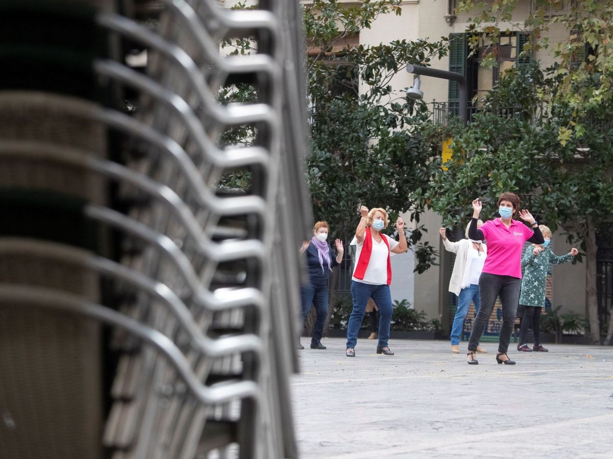 Foto: Varias mujeres hacen ejercicio en una plaza. (EFE)