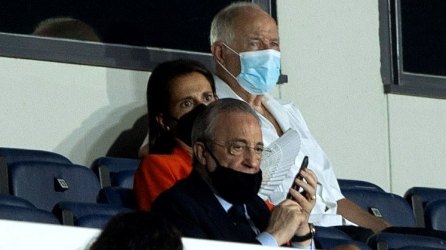 Florentino Pérez, con Ana Rossell detrás, en el estadio Alfredo di Stéfano viendo el Real Madrid-Manchester City. (EFE)