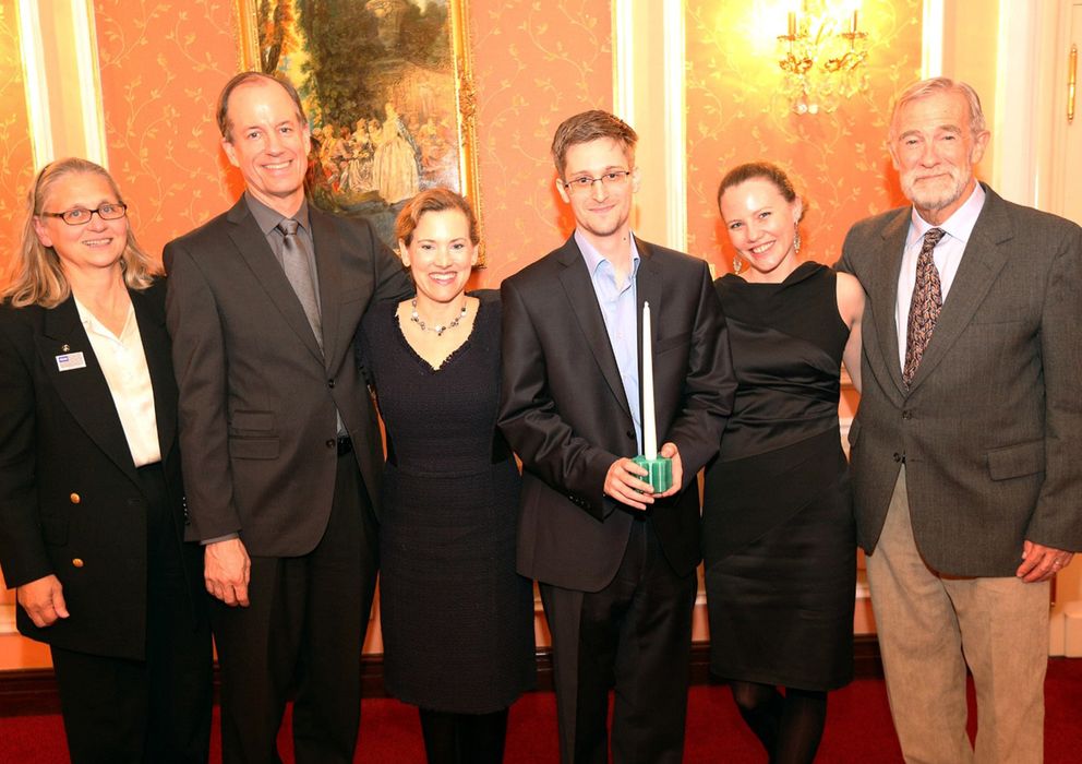 Foto: Edward Snowden recibe el premio Sam Adams.