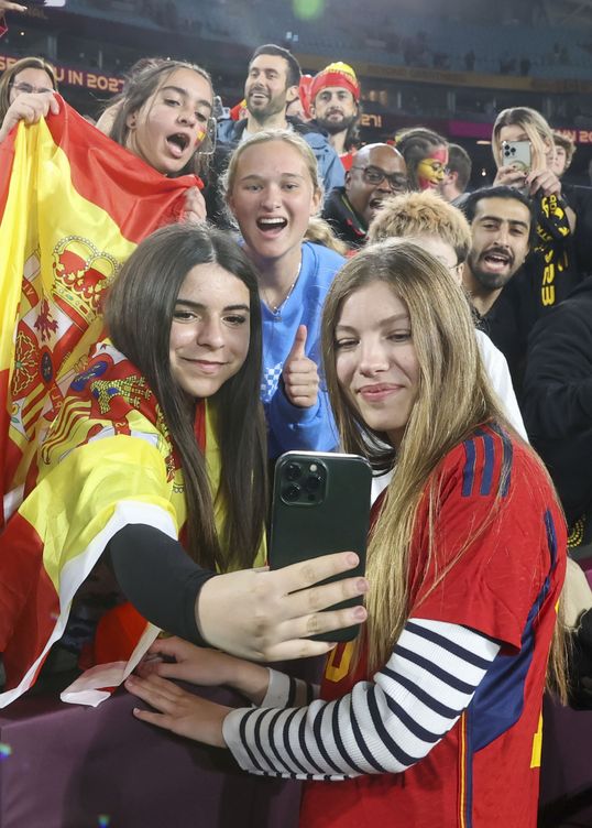 La infanta Sofía, con aficionados en la final del Mundial de fútbol femenino. (EFE)