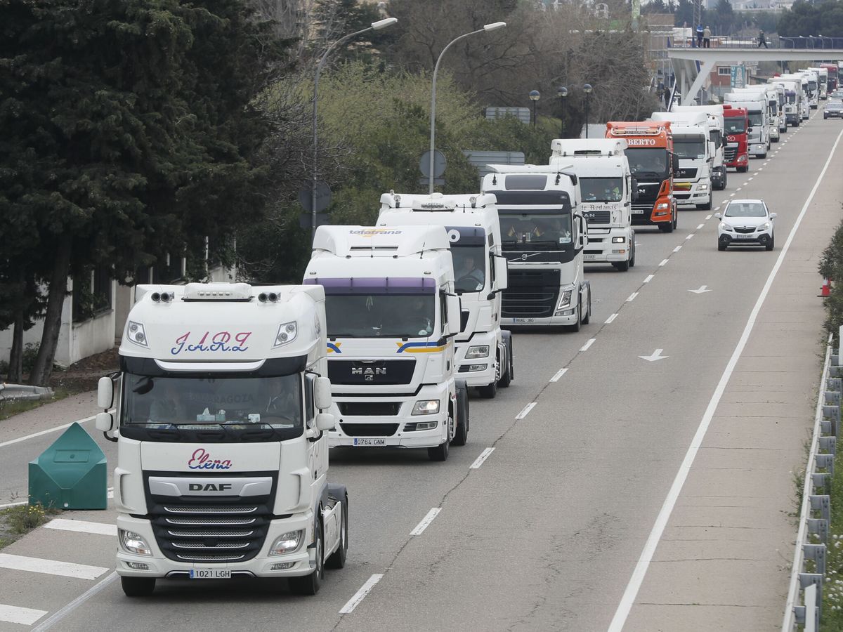 Foto: Camioneros de la plataforma en defensa del sector del transporte en Zaragoza. (EFE/Javier Cebollada)