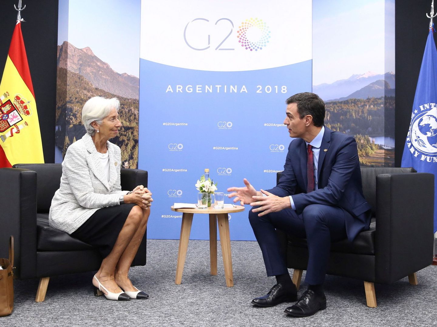 Pedro Sanchez con Christine Lagarde, del FMI. (Reuters)
