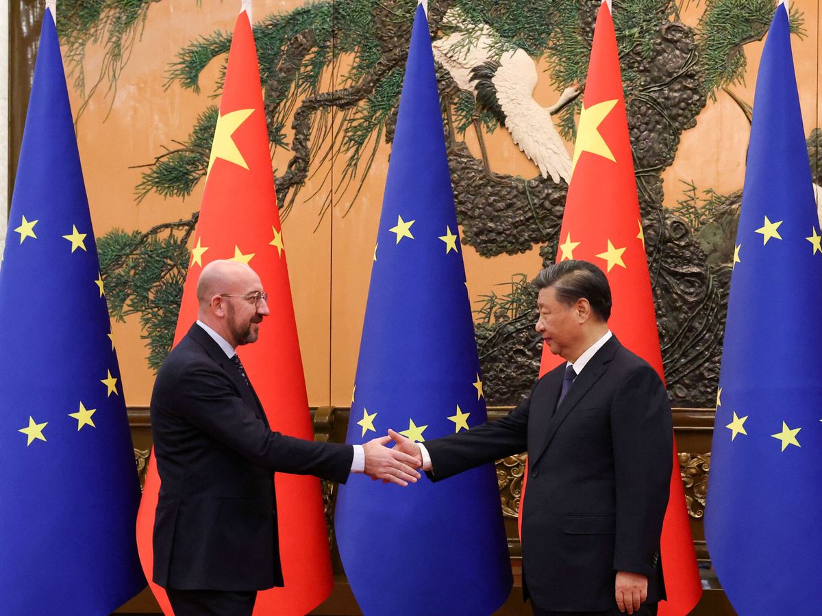 Foto: El presidente del Consejo Europeo estrecha la mano del presidente chino. (Reuters)