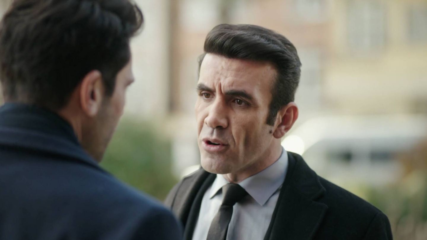 El fiscal Pars (Mehmet Yilmaz Ak) habla con Ilgaz sobre su incriminación en el delito en el nuevo episodio de 'Secretos de familia'. (Atresmedia)