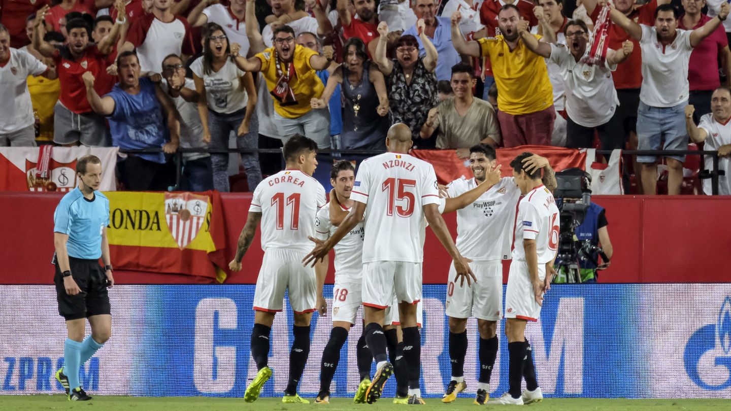 Jugadores del Sevilla CF celebran un gol. (EFE)