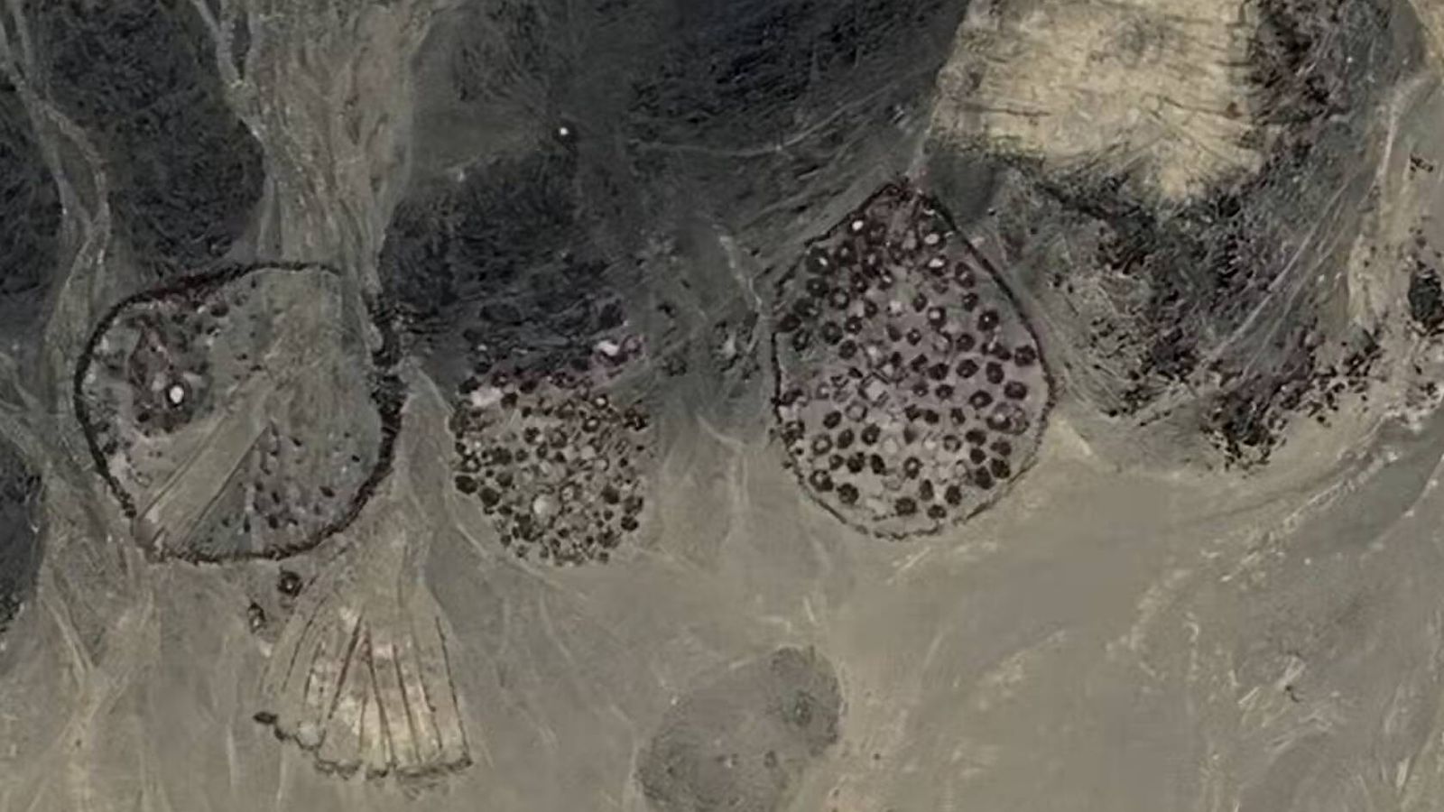 Un satélite de Google explora el desierto del Sáhara y encuentra 260 extrañas estructuras de una civilización perdida en el tiempo
