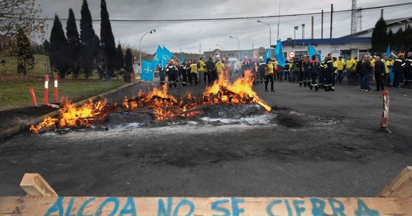 Foto: Manifestaciones de los trabajadores en la fábrica de Avilés. (EFE)