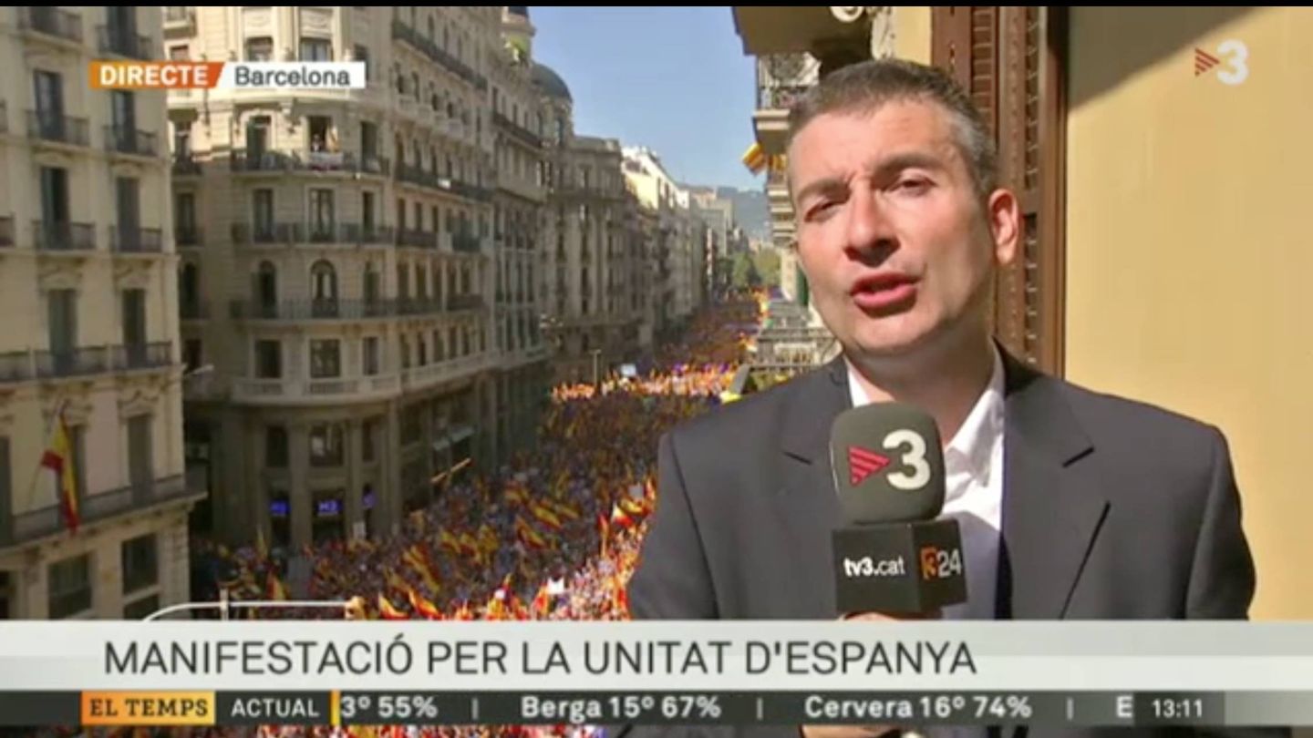 El periodista David Izquierdo, en un balcón de Via Laietana. (TV3)